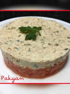 Una foto de Tartar de tomate con bonito en aceite