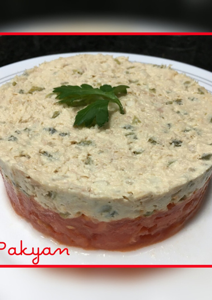 Una foto de Tartar de tomate con bonito en aceite