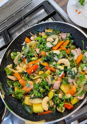 Rákos tonhalas wok recept fotója