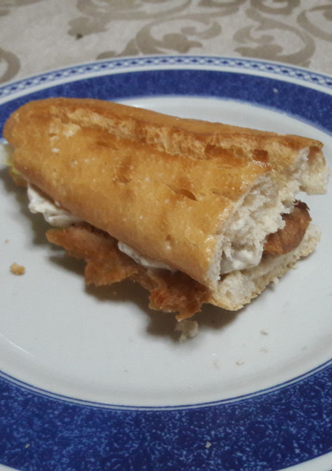 Una foto de Bocadillo de "pollo" horneado sin gluten vegano 🥖