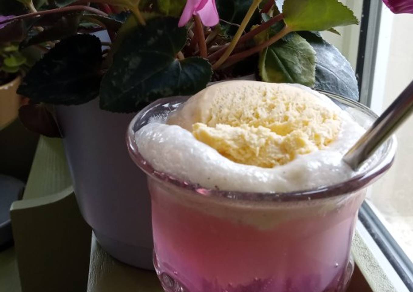 Rose & Cream Soda Float