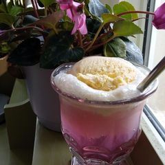 A picture of Rose & Cream Soda Float.