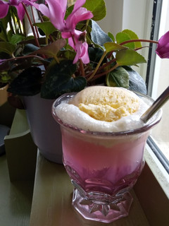 A picture of Rose & Cream Soda Float.
