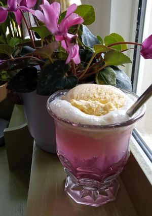 A picture of Rose & Cream Soda Float.
