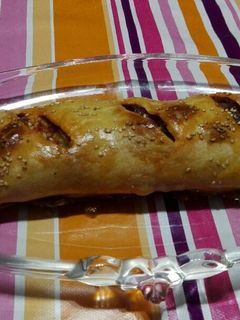 Una foto de Hojaldre con bacon, sobrasada y tiras de lomo fresco