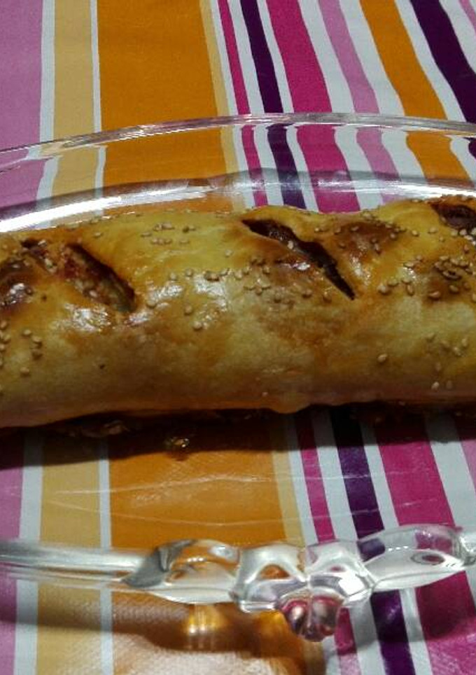 Una foto de Hojaldre con bacon, sobrasada y tiras de lomo fresco