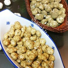 A picture of Roasted Crispy Fox Nuts in Two Flavours.