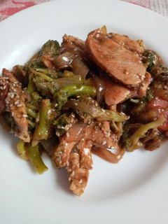 Una foto de Pollo con brócoli al estilo thai
