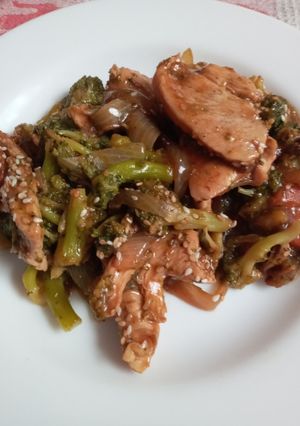 Una foto de Pollo con brócoli al estilo thai