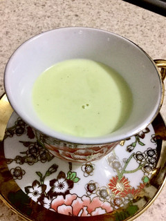 Una foto de Atole de matcha y chocolate