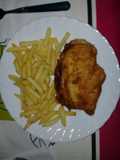 Cachopo de pollo con patatas fritas