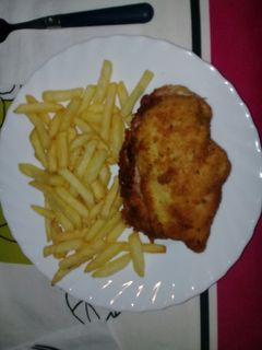 Una foto de Cachopo de pollo con patatas fritas