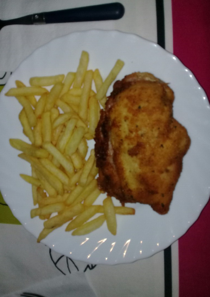 Una foto de Cachopo de pollo con patatas fritas