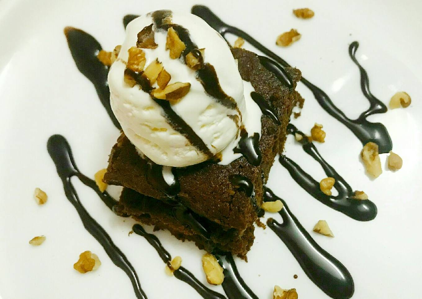 Walnut brownie with ice cream