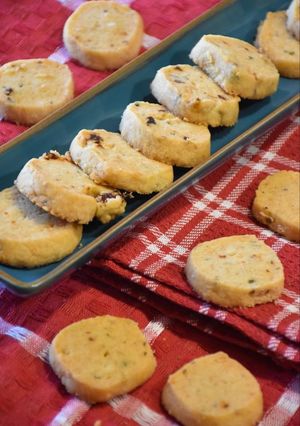Foto di Biscotti al parmigiano con capperi e acciughe