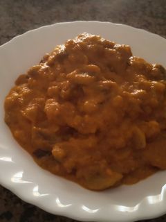 Una foto de Pollo con berenjenas y champiñones en salsa