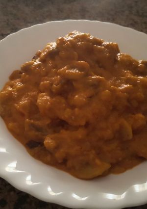 Una foto de Pollo con berenjenas y champiñones en salsa