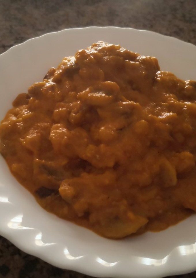 Una foto de Pollo con berenjenas y champiñones en salsa
