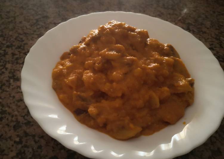 Pollo con berenjenas y champiñones en salsa