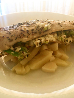Una foto de Tilapia rellena con base de palmitos
