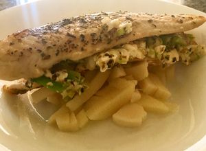 Una foto de Tilapia rellena con base de palmitos