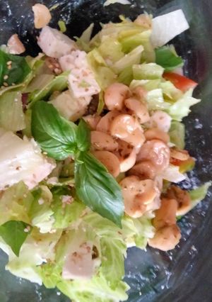 Foto di Insalata di feta pomodoro, cipolla e funghetti sotto olio