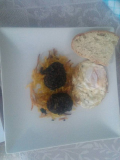 Una foto de Nido de patatas paja morcilla y huevo 