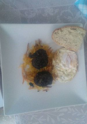 Foto principal de Nido de patatas paja morcilla y huevo 