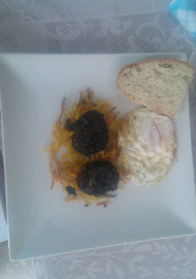 Una foto de Nido de patatas paja morcilla y huevo 