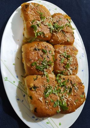ચીઝ ગાર્લિક મસાલા પાવ (cheese garlic masala pav recipe in Gujarati) રેસીપી મુખ્ય ફોટો