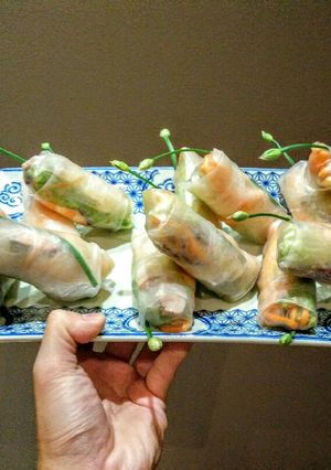 Hình của món Bánh tráng cuốn tôm thịt.