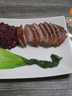 Kacsamell, vörösboros gyümölcsökkel, párolt pak choi-val recept fotója