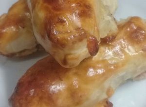 Una foto de Mini Panchos enrollados en jamón y queso en masa de empanadas