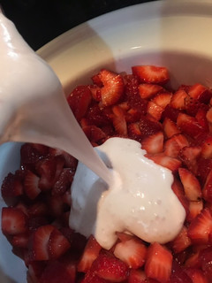 Una foto de Fresas con crema 🍓😋