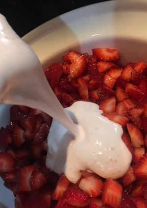 Una foto de Fresas con crema 🍓😋