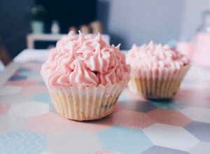 Una foto de Cupcakes de choco blanco con chips de choco con leche
