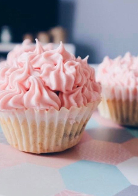 Una foto de Cupcakes de choco blanco con chips de choco con leche