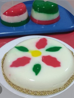 Una foto de Gelatina de leche navideña