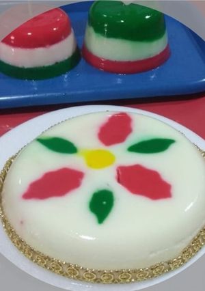 Una foto de Gelatina de leche navideña