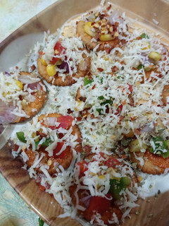 બિસ્કીટ પીઝા (Biscuit Pizza Recipe In Gujarati) રેસીપી મુખ્ય ફોટો