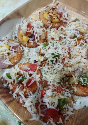 બિસ્કીટ પીઝા (Biscuit Pizza Recipe In Gujarati) રેસીપી મુખ્ય ફોટો