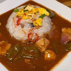 A picture of Chicken shashlik with egg fried rice.