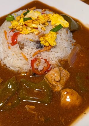 A picture of Chicken shashlik with egg fried rice.