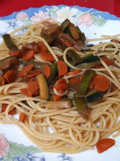Una foto de Espaguetis con verduras, salsa de soja y Tabasco