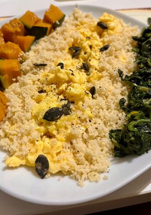 Foto di Cous cous, uova strapazzate, zucca ed erbette 🎃🍳🥬