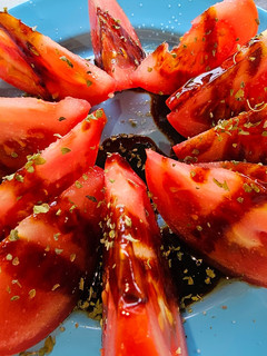 Una foto de Tomate con salsa y orégano
