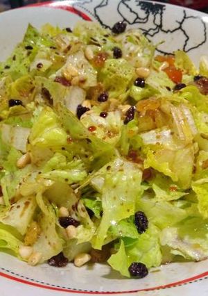 Φωτογραφία της συνταγής Σαλάτα με μαρούλι, αποξηραμένα φρούτα και πετιμέζι