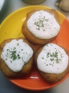 Mini lángos fokhagymás tejföllel ✨ recept fotója