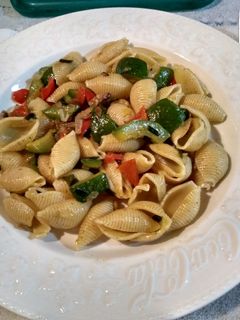 Una foto de Fideos con salsa de vegetales y semillas