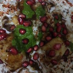 A picture of Dahi bhalle.